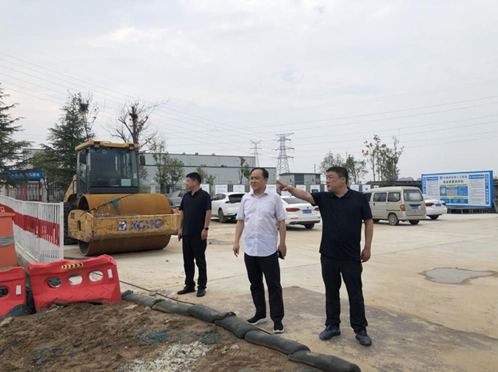 鄭州市建設投資集團有限公司黨委委員、副總經(jīng)理張巖到侯寨新鎮區安置區調研項目建設工作