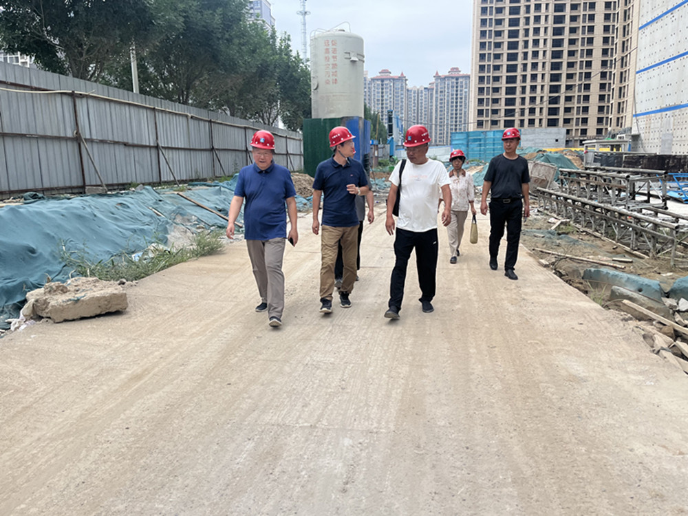 集團公司領(lǐng)導深入市政二部檢查安全生產(chǎn)和防汛工作